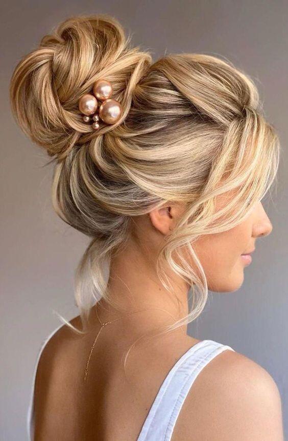 Un perfetto chignon alto con accessorio perfetto per le spose