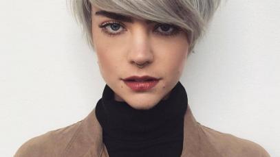 capelli-corti-con-lungo-ciuffo-laterale-biondo-cenere-quasi-grigio--866x1024