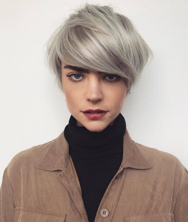 capelli-corti-con-lungo-ciuffo-laterale-biondo-cenere-quasi-grigio--866x1024
