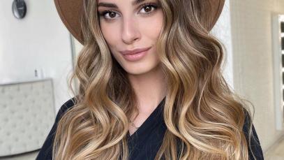 lunghi capelli castani con balayage biondo e styling mosso